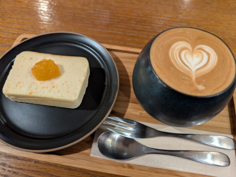 クラクションコーヒーロースターズ 札幌ドーム・福住駅周辺 カフェ カフェラテとチーズケーキ