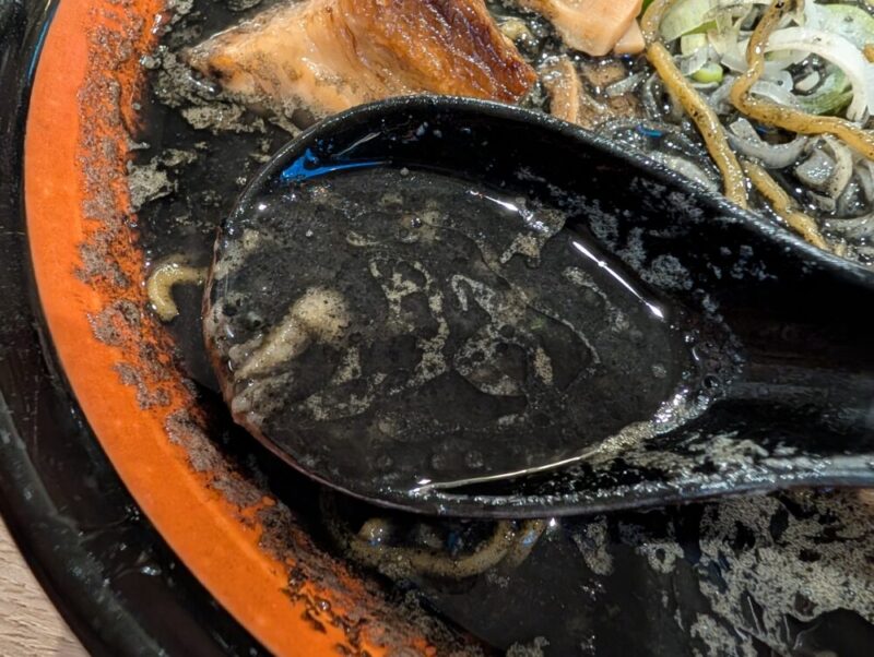 虎鉄 真相ブラックラーメンのスープ