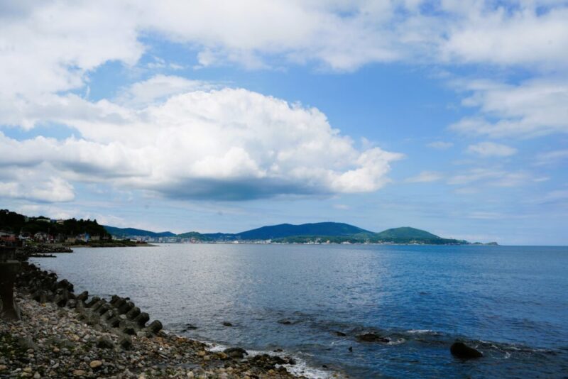 あさり屋 小樽朝里の燻製棒寿司屋 席から見える風景 小樽の海と山々
