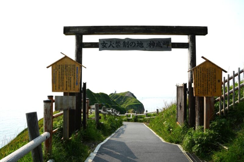 積丹 神威岬 女人禁制の門