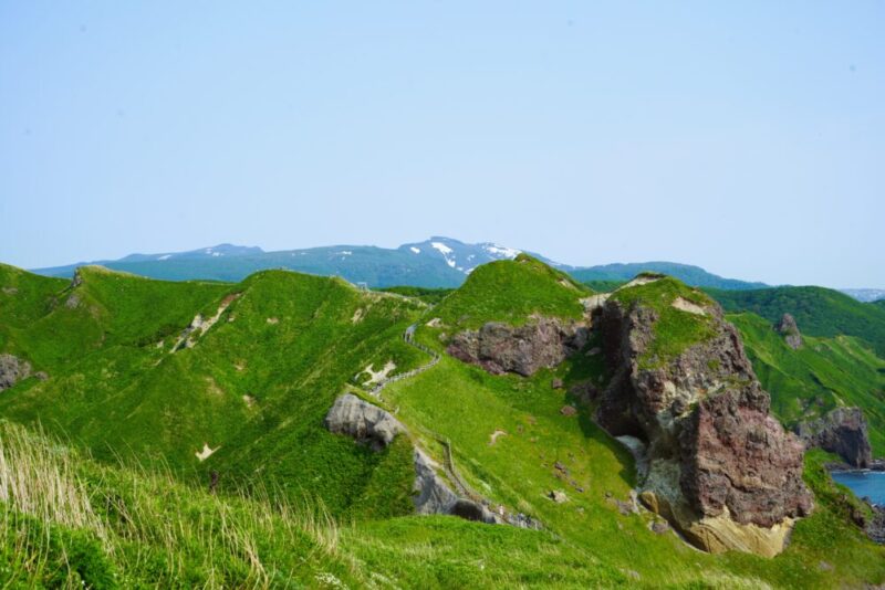 積丹 神威岬 遠くに見える積丹岳