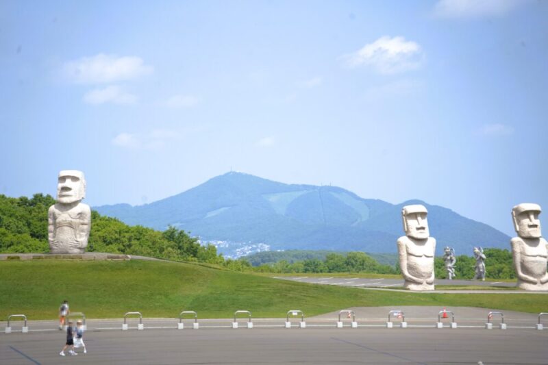 真駒内滝野霊園 ラベンダー祭 遊歩道から見える藻岩山