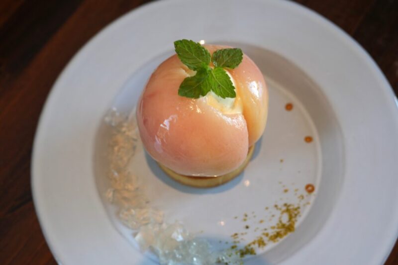 まだ名前のない喫茶店 丸ごと桃のタルト 夏の限定メニュー