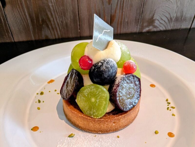 まだ名前のない喫茶店 丸ごと桃のタルト 秋の限定メニュー シャインマスカットと巨峰のタルト