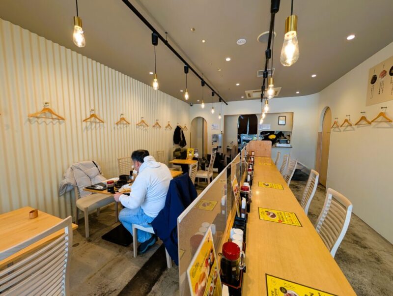 いっぺこっぺ西岡店・とんかつ檍のカレー屋 内観