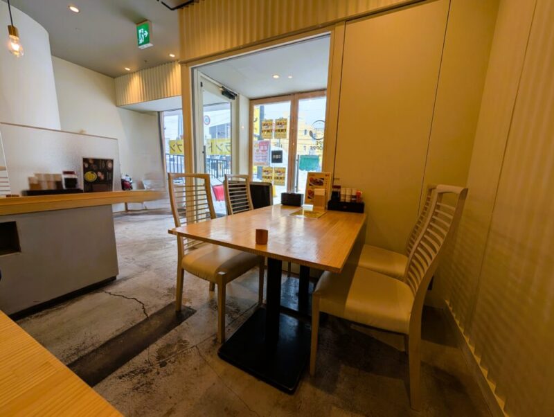 いっぺこっぺ西岡店・とんかつ檍のカレー屋 座席