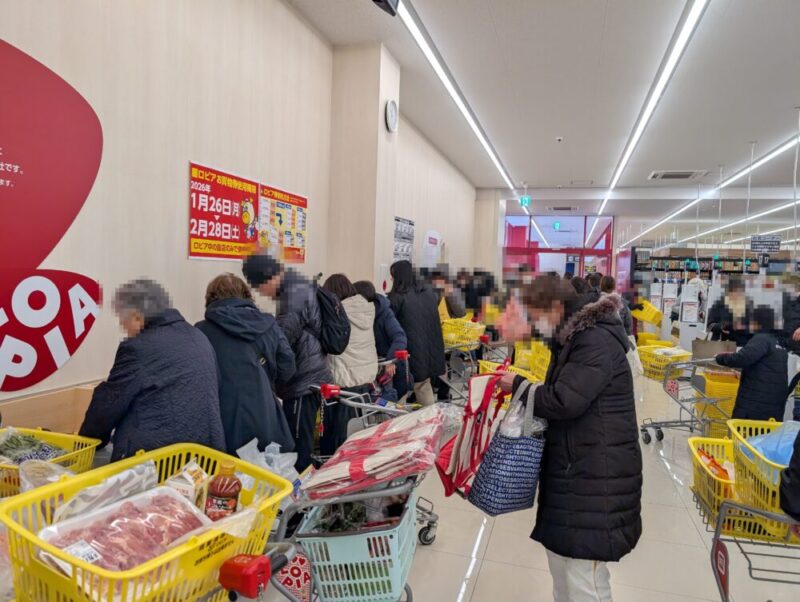 ロピア中の島店 オープン初日 サッカー台混雑状況