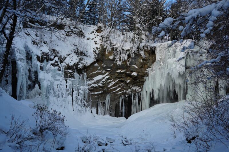 アシリベツの滝の氷瀑（冬の滝野すずらん公園）