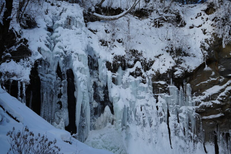 アシリベツの滝の氷瀑（冬の滝野すずらん公園）