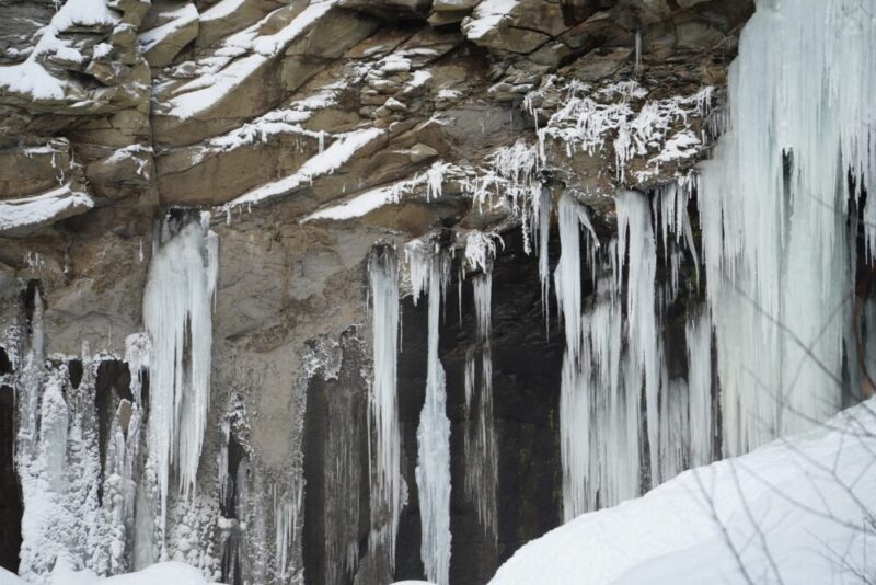 アシリベツの滝の氷瀑（冬の滝野すずらん公園）