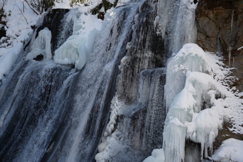 鱒見の滝の氷瀑（冬の滝野すずらん公園）