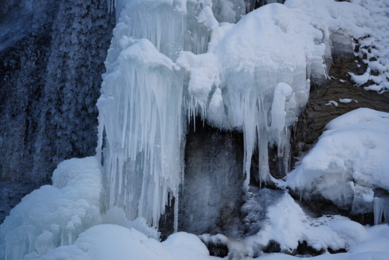 鱒見の滝の氷瀑（冬の滝野すずらん公園）
