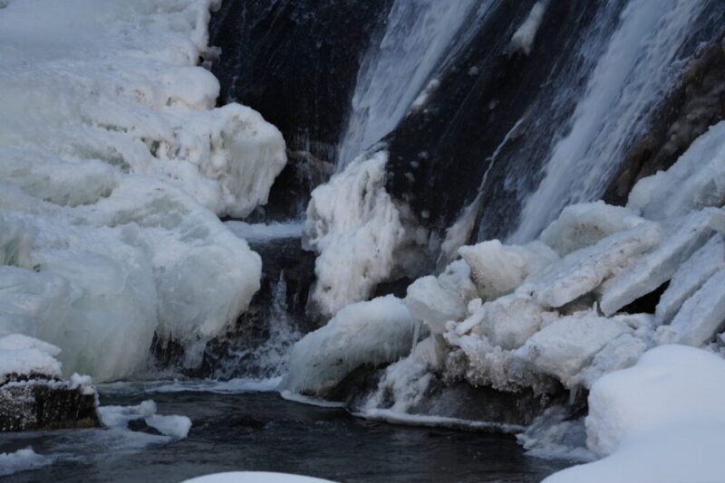 鱒見の滝の氷瀑（冬の滝野すずらん公園）